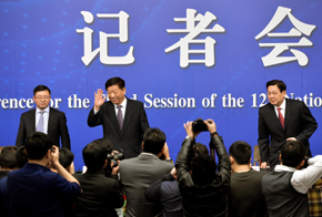 尹蔚民會(huì)見(jiàn)中外記者