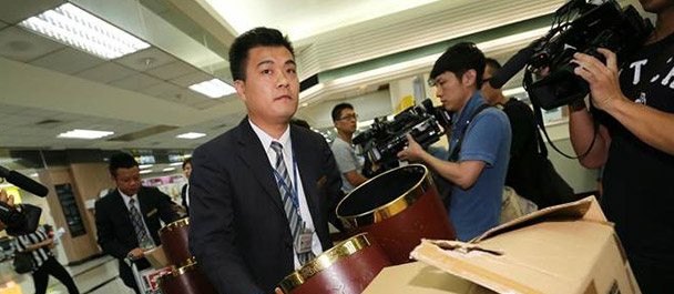 禮儀公司帶著遺體袋、骨灰壇協(xié)助處理善后