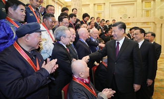 慶祝大會(huì)結(jié)束后，習(xí)近平等會(huì)見(jiàn)受表彰人員及親屬代表