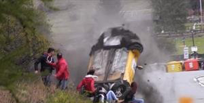 史上最幸運撞車！圍觀群眾躲過一劫