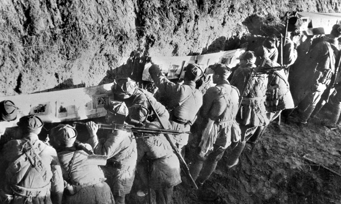 1948年冬，淮海戰(zhàn)役期間，雙堆集前沿陣地舉辦的戰(zhàn)地影展，深受解放軍戰(zhàn)士歡迎。新華社稿  袁克忠攝