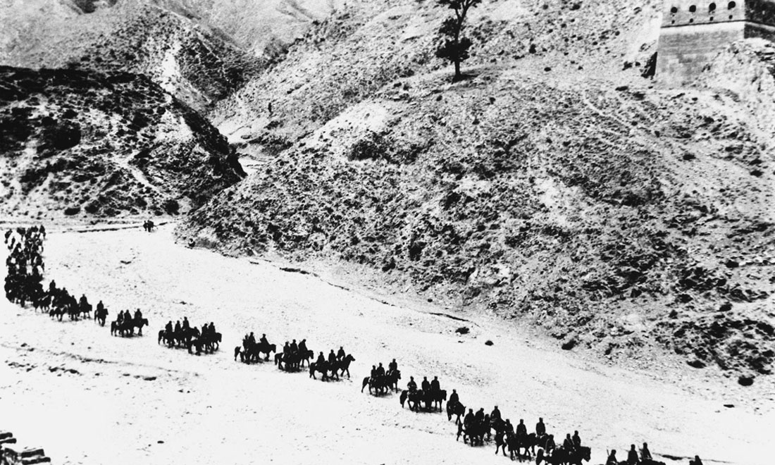 1937年11月太原失守后，八路軍向華北敵后挺進，分兵發(fā)動群眾，開展敵后游擊戰(zhàn)爭，創(chuàng)建敵后根據(jù)地。新華社稿　沙飛攝