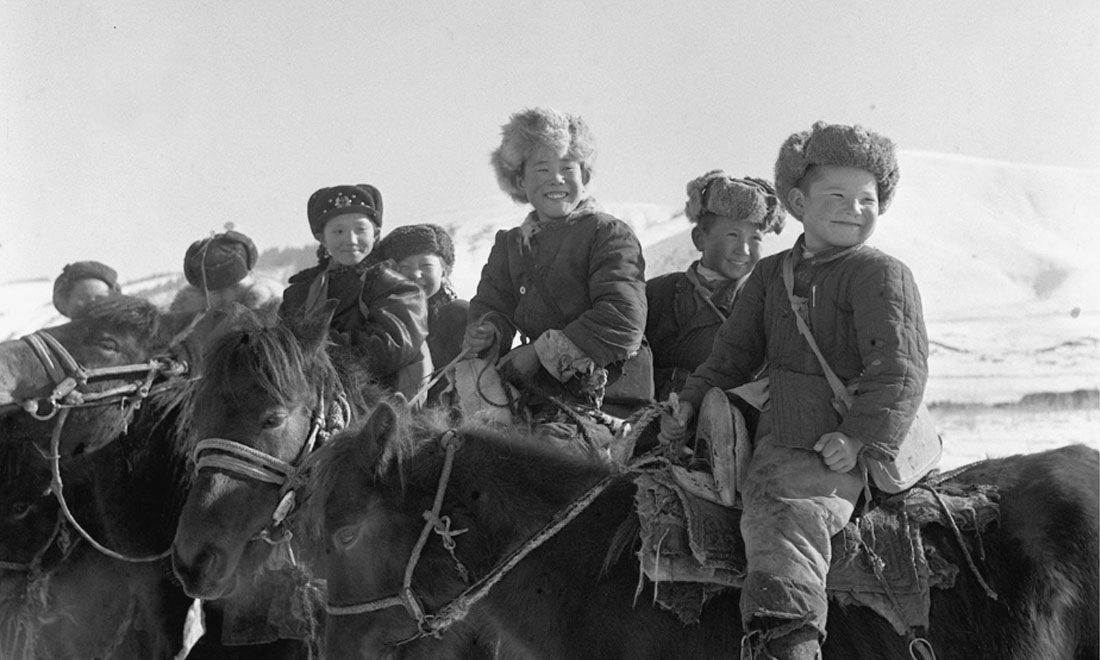 1964年春，新疆伊犁哈薩克自治州昭蘇縣的哈薩克族小學生們。新華社記者武純展攝