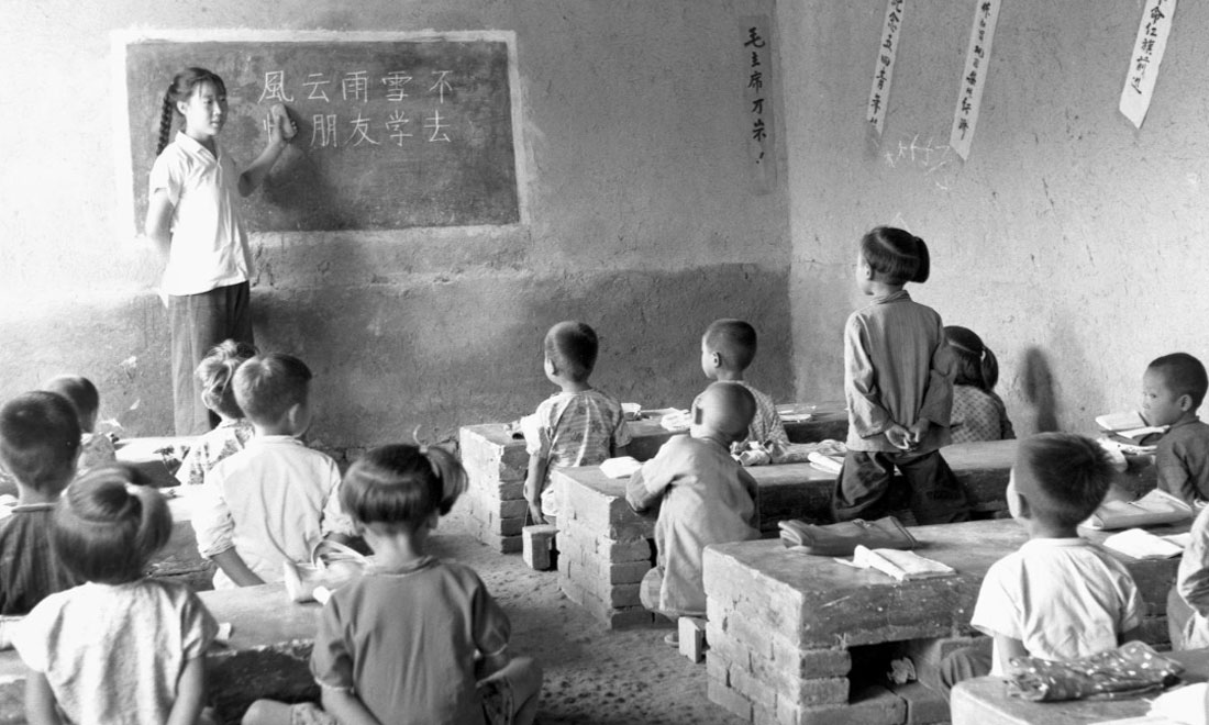1964年夏，河北省壩縣煎茶鋪公社西煎大隊，一所耕讀小學的學生們在上課。新華社記者梁一丁攝