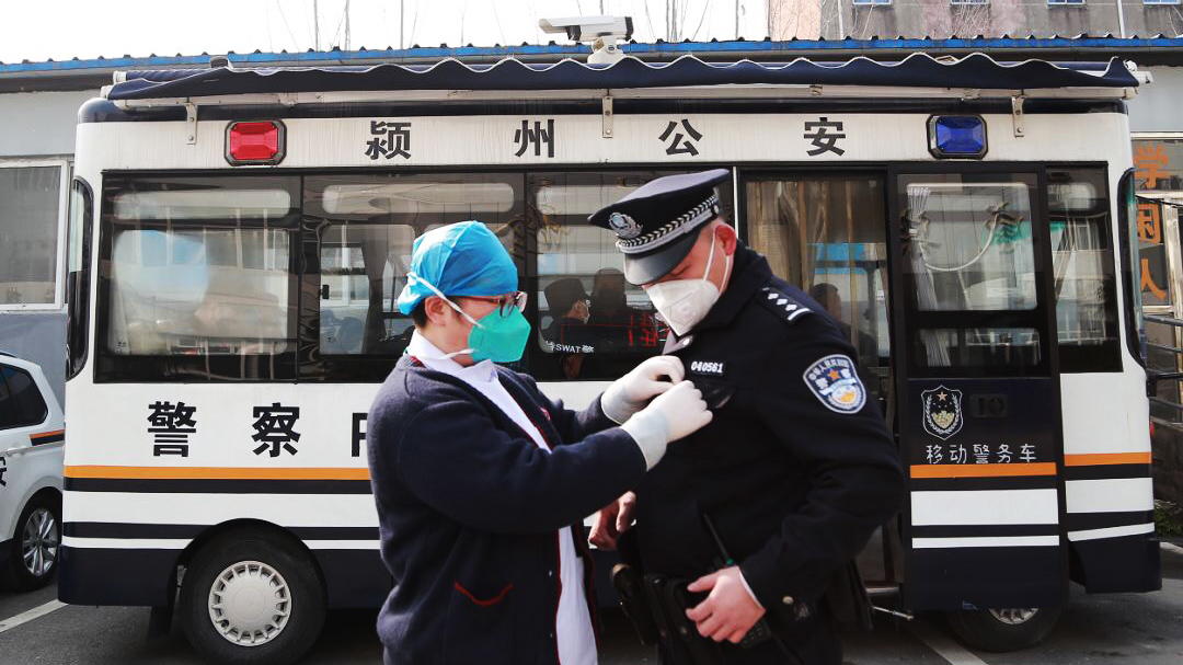 警察魏云龍：咫尺之間，各自奮戰(zhàn)