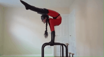 超強(qiáng)天賦 12歲女孩身體柔軟可&ldquo;三重折疊&rdquo;