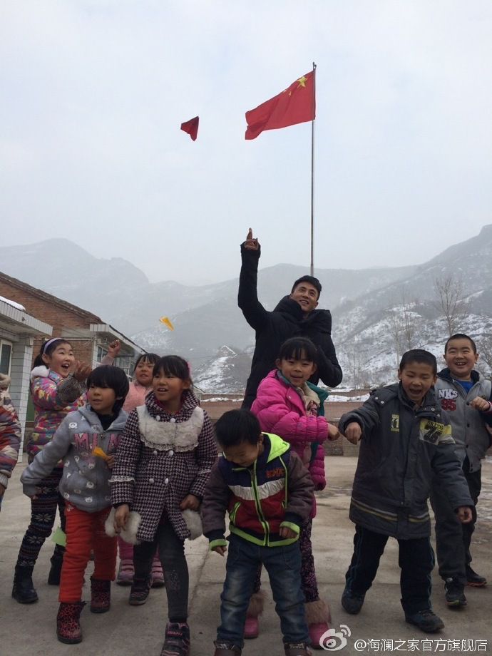 2015年&ldquo;多一克溫暖&rdquo;著名演員杜淳加入溫暖行動。暖男杜淳很快和孩子們打成了一片，他和孩子們聊起了夢想，讓孩子們將它寫在紙上并折成紙飛機，領著孩子們來到操場上將帶著夢想紙飛機放飛。