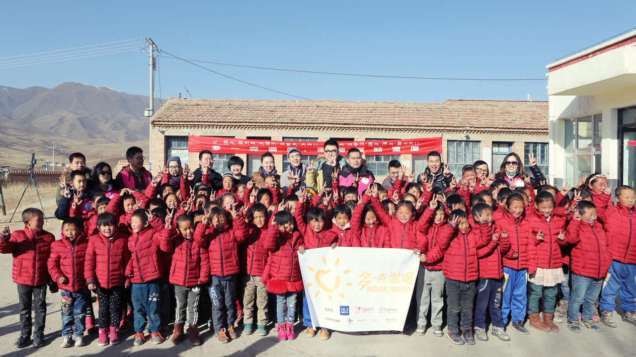 2016年11月28日，&ldquo;多一克溫暖&rdquo;項目走進青海同仁扎毛鄉(xiāng)卡蘇乎村幫扎學校，為孩子們送去羽絨服。獨立音樂人好妹妹樂隊與海瀾之家一起走進藏區(qū)，創(chuàng)作了《多一克溫暖》同名主題曲，讓溫潤的暖流又多了一克動人的律動。
