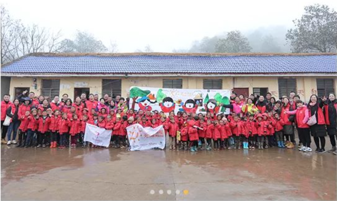2018年11月6日，&ldquo;多一克溫暖&rdquo;團隊走進大涼山深處。為孩子們送去冬衣的同時，海瀾之家聯(lián)合網(wǎng)易打造在線課程平臺，把優(yōu)質(zhì)的教育資源也傳遞到偏遠山區(qū)。同年，知名導演陸川特別參與監(jiān)制了&ldquo;多一克溫暖&rdquo;微電影《信歌》，為山區(qū)送去&ldquo;暖身又暖心&rdquo;的力量。