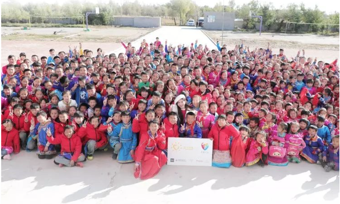 不知不覺，&ldquo;多一克溫暖&rdquo;已經(jīng)步入第六年。2019年10月14日，林志玲首次作為公益同行人，攜手鳳凰網(wǎng)&ldquo;護童計劃&rdquo;，與&ldquo;多一克溫暖&rdquo;一起趕赴內(nèi)蒙古回訪茫汗蘇木中心校的&ldquo;志玲姐姐之家&rdquo;，給那里的孩子送去溫暖。