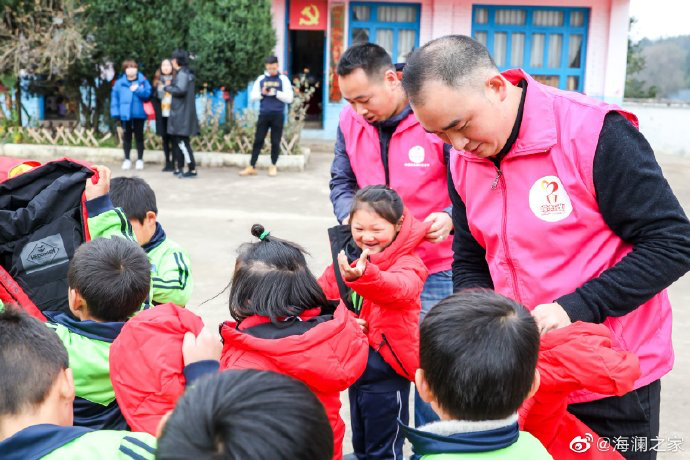 2019年11月，海瀾之家的志愿者們來到了貴州六盤水市的南開鄉(xiāng)。這里地域偏遠溝壑縱橫。志愿團隊就這樣小心謹慎的行駛在霧蒙蒙的山路上，堅持把物資送到了塢鉛小學的孩子們手里。