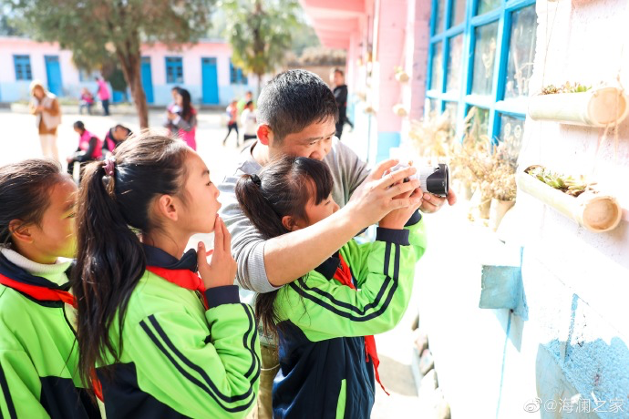 盡管身處大山，塢鉛小學卻到處都是驚喜，自制插花、獨一無二的石頭畫、杉木墩上的24節(jié)氣圖&hellip;&hellip;孩子們從不缺少發(fā)現(xiàn)美的眼睛。2019年，海瀾之家特別準備了攝影課堂，讓孩子們通過拍照的方式自由地傳達真善美。