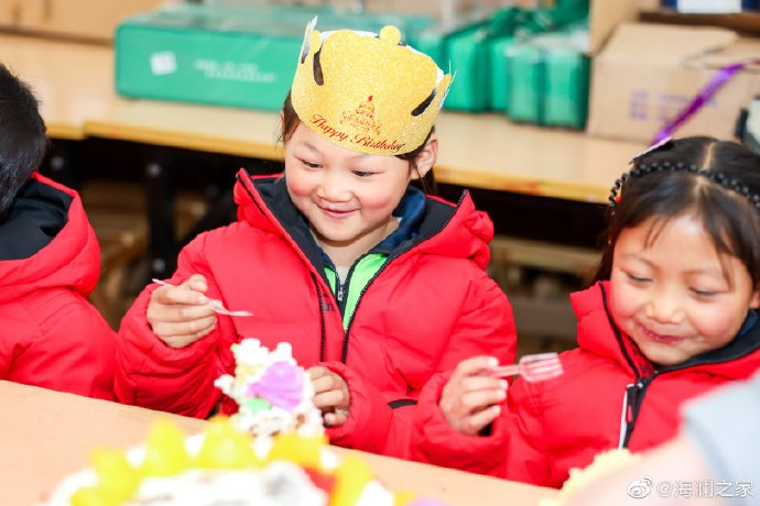 從暖身到暖心，海瀾之家的志愿者們不僅為孩子們帶去了學習用品，還帶去了生日蛋糕，給孩子們過了一個難忘的生日party。生長在山區(qū)的他們，過生日也只能和在外打工的父母通個電話，許多孩子還是第一次和這么多人一起吹蠟燭許生日愿望。