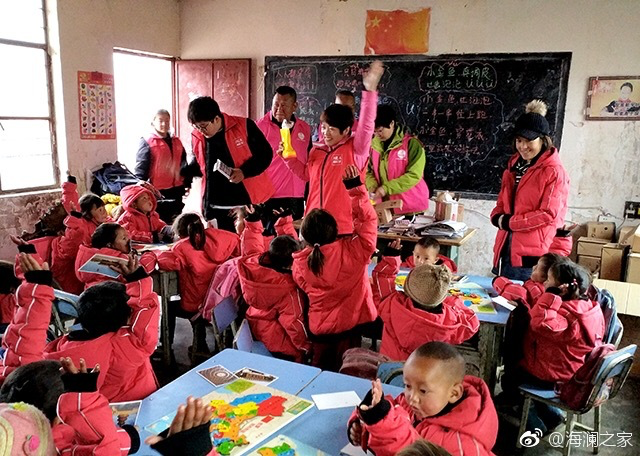 2018年，由海瀾之家攜手網(wǎng)易新聞打造的&ldquo;多一課溫暖&rdquo;課程平臺讓一間間溫暖的課堂走向深山與邊陲。帶著貼合孩子教育需求的線上內(nèi)容和教師、各領域KOL及愛心人士組成的愛心團隊，海瀾之家用實際行動為孩子的教育加溫，踐行&ldquo;多一克溫暖&rdquo;。