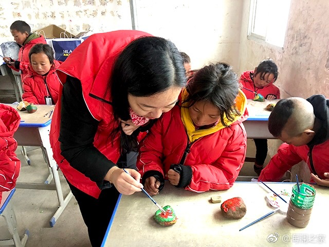 在繪畫課上，孩子們畫出心中想象的世界，不斷汲取關于美的知識。&ldquo;多一克溫暖&rdquo;帶給孩子們的是未來人生更多的機會與可能。公益行動不應只提供物質(zhì)捐贈，更要加強對山區(qū)孩子們精神世界與未來發(fā)展的重視。