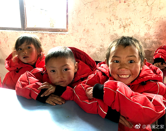在四川省西南部川滇交界處的大涼山深處，坐落著一所紅旗小學。每當最寒冷的季節(jié)到來，這里的許多孩子們不得不共用一件冬衣御寒。 &ldquo;多一克溫暖&rdquo;與暖流計劃記錄下了孩子們開心的笑臉。這些笑臉，都是&ldquo;多一克溫暖&rdquo;前行中的源源動力。