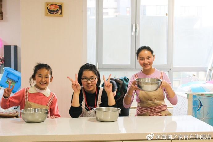 2017年 &ldquo;寒令營&rdquo;團隊從不同角度，為北疆山區(qū)的孩子們打開了一個豐富的世界。來到北京，他們觀看了升旗儀式，參觀了故宮，走進北京海洋館和動物園。這次寒令營，展現(xiàn)在他們面前的是此前從未看到過的世界，意義非凡。