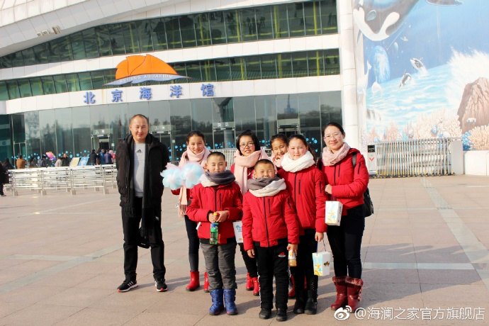 在海洋館，充滿求知欲和好奇心的孩子們像是一個個落入仙境的愛麗絲，不斷地提問，并用手中的紙筆和相機，記錄每一個畫面和知識，說要回去講給其他小伙伴和家人們聽。