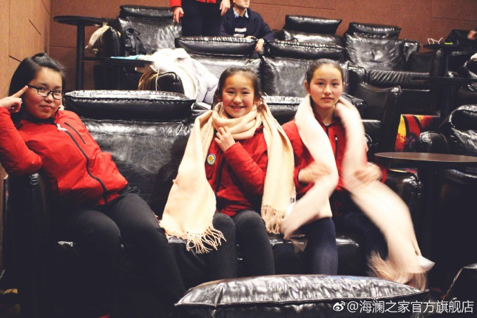 彼時恰逢《尋夢環(huán)游記》上映，&ldquo;寒令營&rdquo;的孩子們一起在電影院觀看了電影，平日里最鬧騰的孩子，在第一次看3D電影時也變得安靜專注。孩子們在這段旅程中增長了見識，一個更豐盛的世界就這樣打開了。