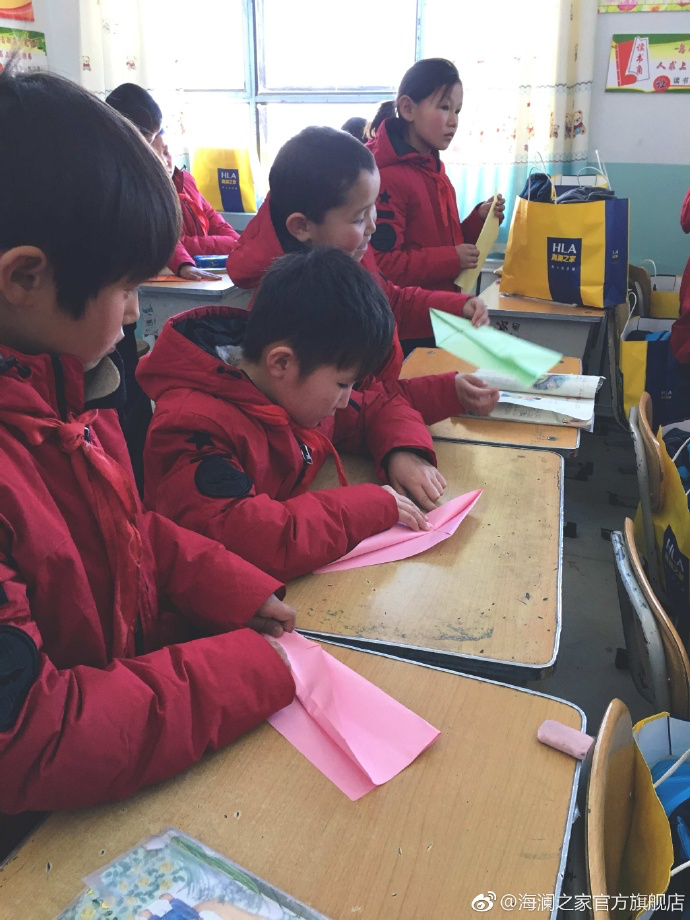 &ldquo;多一克溫暖&rdquo;的志愿者為孩子們帶去承載夢想的手工課，孩子們通過剪紙、畫畫、折紙飛機，讓自己的夢想在手中凝聚，隨紙飛機一起飛向天空，為凜冬帶來五彩斑斕的希望。