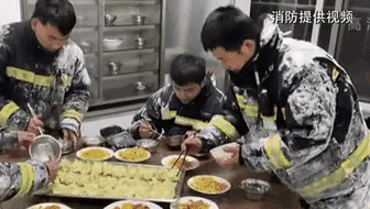 零下14度滅火后 消防員吃飯這一幕讓人心疼！