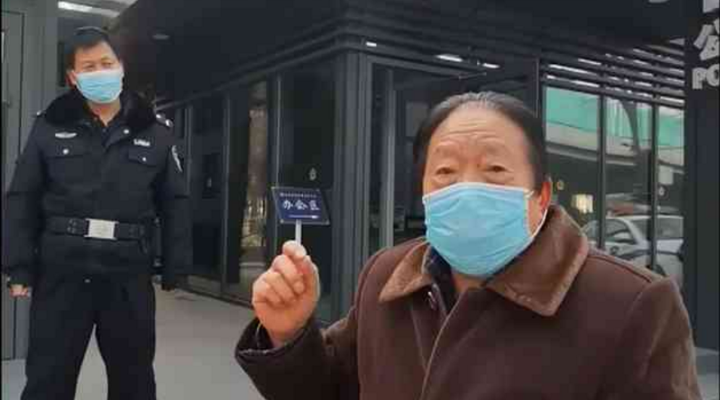 社區(qū)封閉，76歲的他為什么要出來(lái)