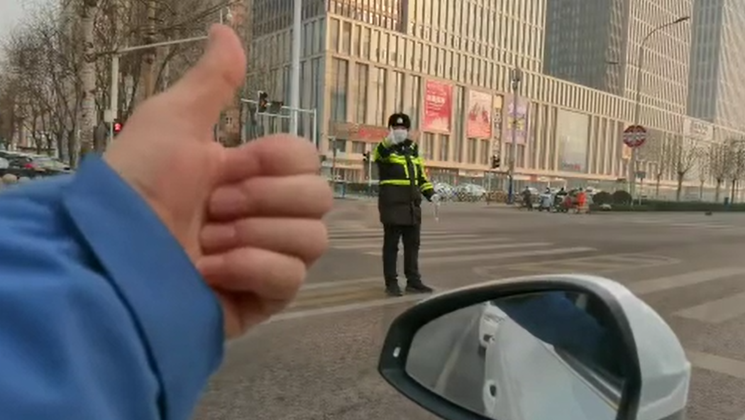 石家莊路人和交警的這個(gè)&ldquo;暗號(hào)&rdquo;，真暖！