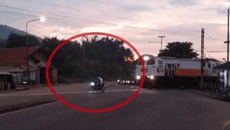 魯莽！無視警報 印尼男子強穿鐵軌險被撞