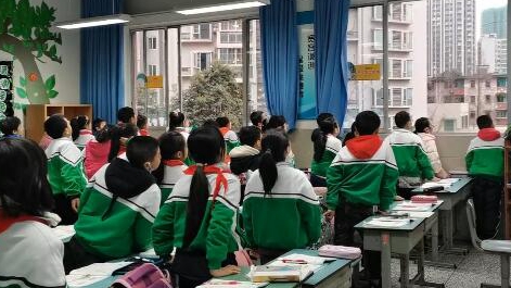 課上到一半，同學(xué)們卻把頭望向了外面！校長說：點(diǎn)贊！