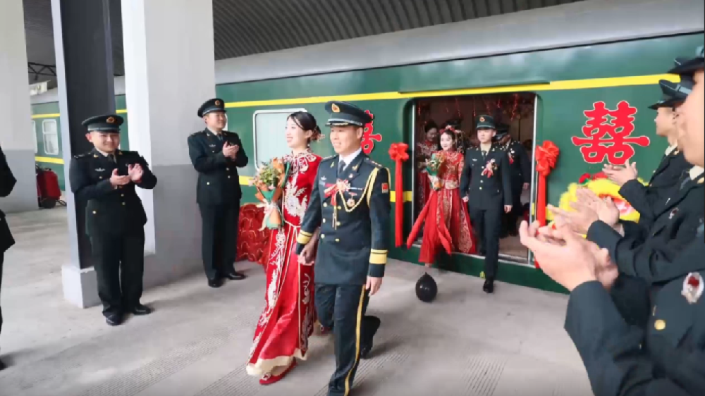 火車當(dāng)&ldquo;婚車&rdquo;，東風(fēng)快遞員最有排面的&ldquo;幸福軍列&rdquo;
