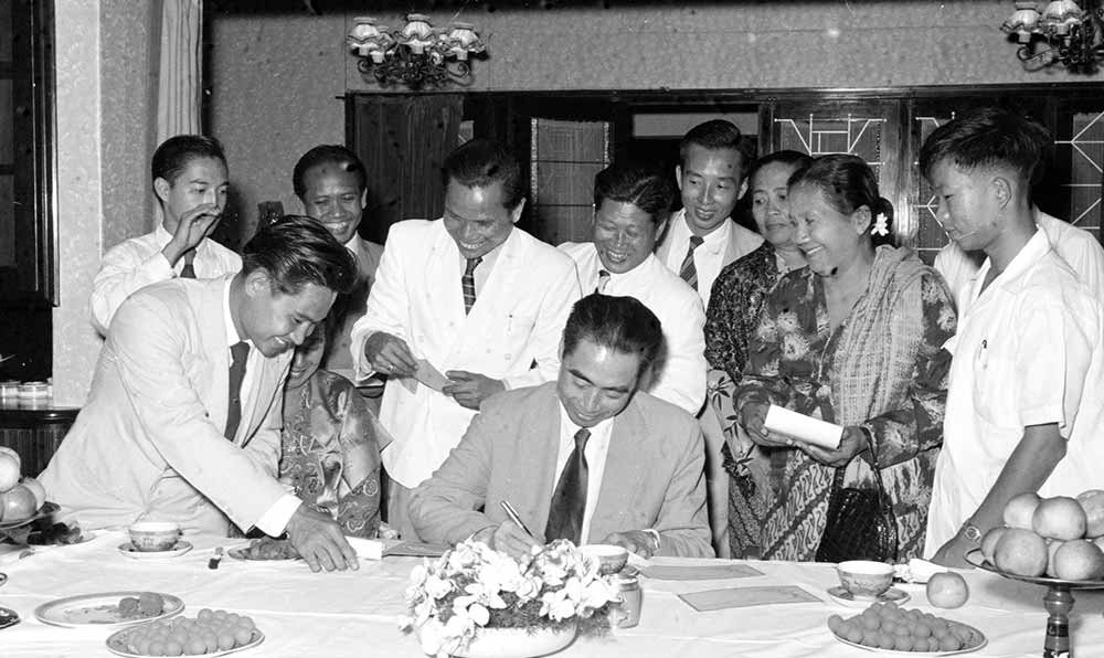 1955年4月25日，為迎接亞非會議而組織的萬隆人民委員會的代表請周恩來總理簽名留念。