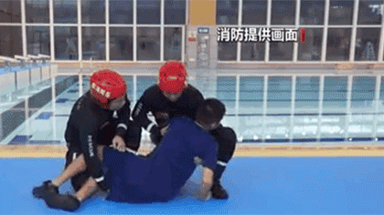 水中遇險 如何自救與施救？黃金30秒 如何將溺水者救上岸？