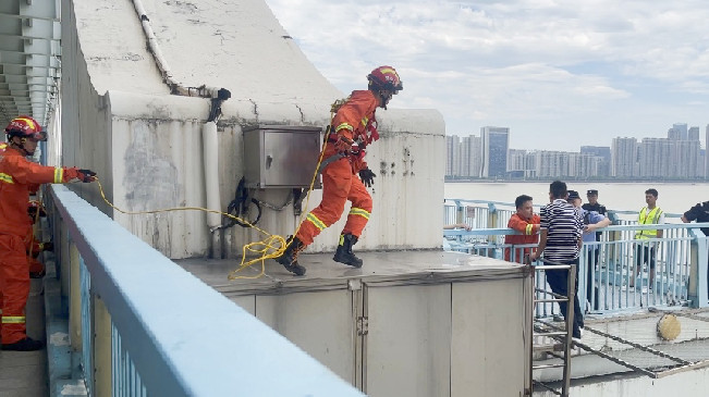 飛躍一撲！杭州消防員10秒救人