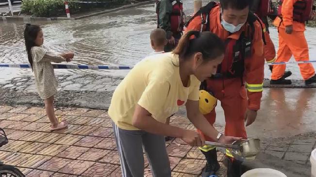 溫暖瞬間！女子帶娃送晚餐感激消防員