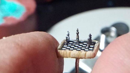比指甲蓋還?。?土耳其微雕藝術(shù)家雕出超小國際象棋
