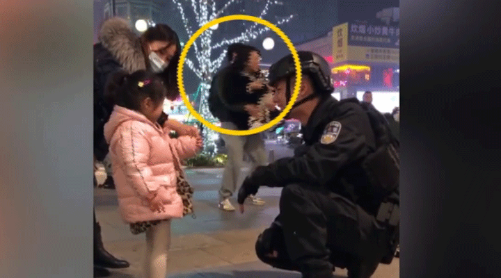 女子被特警圈粉蹲地拍照不想走，男友接下來(lái)的舉動(dòng)驚呆網(wǎng)友