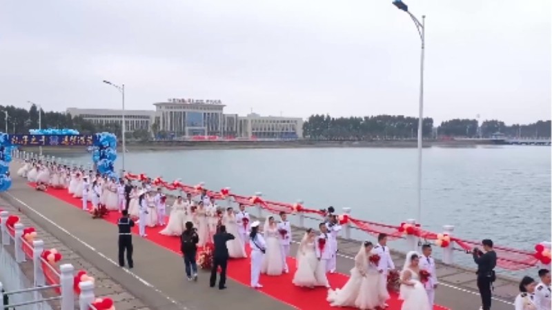乘風(fēng)破浪來娶你！海軍某部30對新人舉行集體婚禮