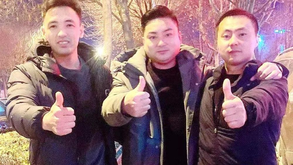 熱點快追｜路面結(jié)冰大貨車開始溜車！24塊&ldquo;救命石&rdquo;幫助緊急脫險