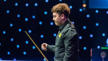 英國：首位00后冠軍！顏丙濤登頂斯諾克大師賽