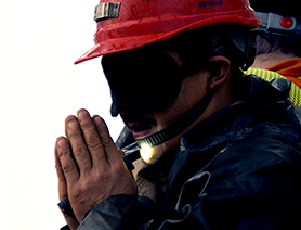 黑暗中的光就是希望&mdash;&mdash;被困礦工升井時仍緊攥手電筒