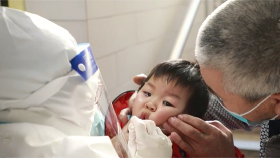 這一跪，謝謝你最美的&ldquo;核酸護(hù)士&rdquo;