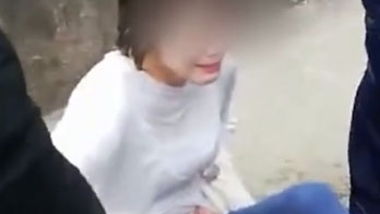 四川一女子墜河欲輕生，兩名消防員一躍而下