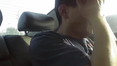 這人啥情況？他在警車(chē)上都能睡著