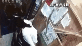 電梯內(nèi)突發(fā)自燃 電動(dòng)車進(jìn)樓怎么禁？ 發(fā)現(xiàn)電瓶車有起火苗頭應(yīng)立刻撤離