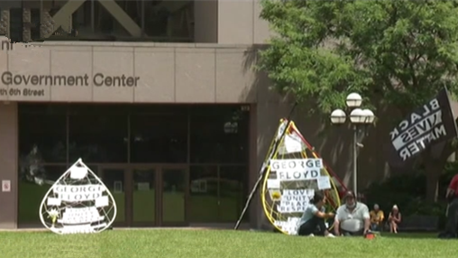 美國：弗洛伊德遭白人警察跪壓致死案&mdash;&mdash;主犯前白人警察肖萬獲刑22年6個(gè)月