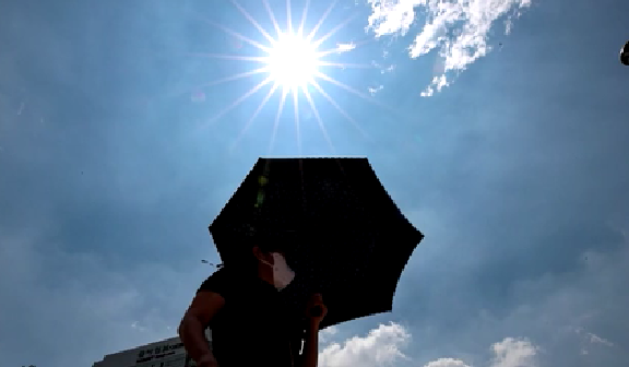 60℃！ 韓國(guó)多地迎高溫 柏油路幾近融化