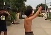 少年打槍來(lái)?？?原是二貨神配合