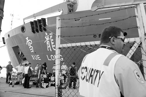 21日，雪龍?zhí)栒郎蕚鋸陌拇罄麃喌母ダ锫貭柛蹎⒊蹋巴鵐H370航班失聯(lián)疑似海域。