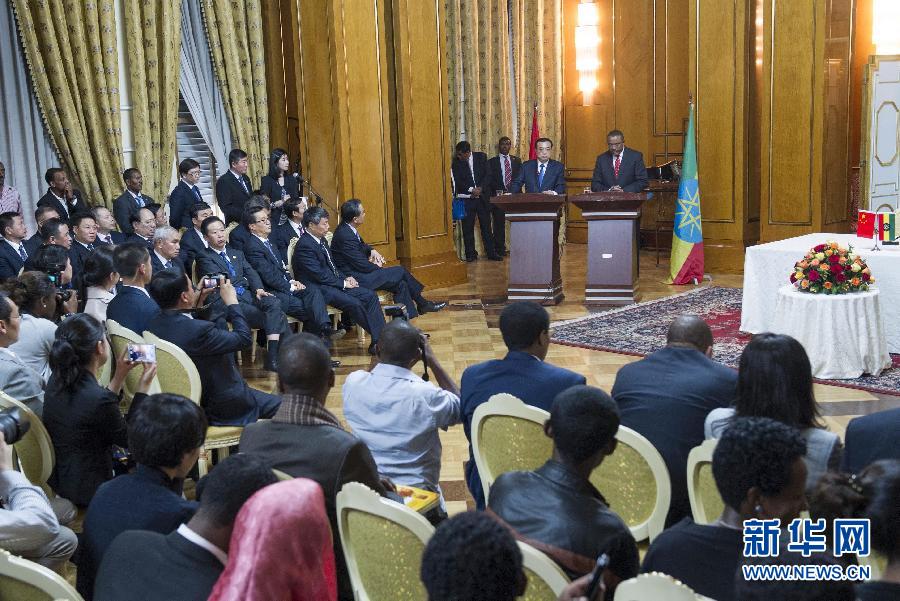 5月4日，國(guó)務(wù)院總理李克強(qiáng)在亞的斯亞貝巴與埃塞俄比亞總理海爾馬里亞姆舉行會(huì)談。這是會(huì)談后，李克強(qiáng)與海爾馬里亞姆共同會(huì)見記者。 新華社記者 王曄 攝