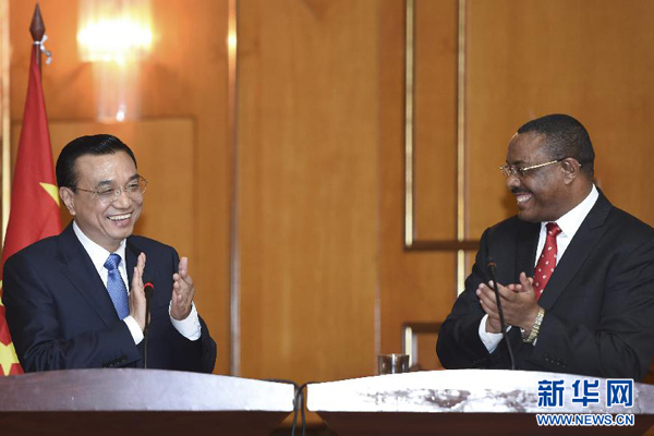 5月4日，國(guó)務(wù)院總理李克強(qiáng)在亞的斯亞貝巴與埃塞俄比亞總理海爾馬里亞姆舉行會(huì)談。這是會(huì)談結(jié)束后，李克強(qiáng)與海爾馬里亞姆共同會(huì)見記者。 新華社記者 李學(xué)仁 攝